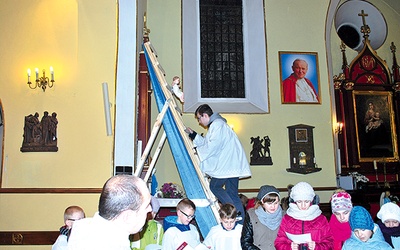  W Rawie Mazowieckiej i Nowym Mieście w prezbiterium ustawiono drabinę, po której do żłóbka schodzi mały Jezus