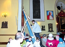 W Rawie Mazowieckiej i Nowym Mieście w prezbiterium ustawiono drabinę, po której do żłóbka schodzi mały Jezus