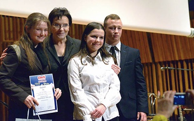   Nagrodę Wolontariusz Roku 2014 otrzymała Wiktoria Gałecka (pierwsza z lewej). Wręczyła ją premier Ewa Kopacz