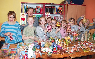  S. Małgorzata Binkowska i dzieci pokazują wykonane w świetlicy  świąteczne ozdoby