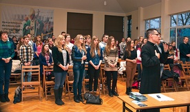  Konferencje, warsztaty, ale i adoracja Najświętszego Sakramentu i modlitwa – tak młodzi rozpoczęli przygotowania