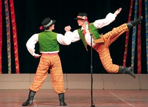 Tancerze Zespołu „Śląsk” na scenie w Rybniku
