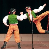  Tancerze Zespołu „Śląsk” na scenie w Rybniku