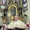 Mszy św. odpustowej przewodniczył bp Stanisław Salaterski. Z tyłu odzyskany obraz św. Mikołaja