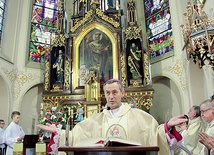 Mszy św. odpustowej przewodniczył bp Stanisław Salaterski. Z tyłu odzyskany obraz św. Mikołaja