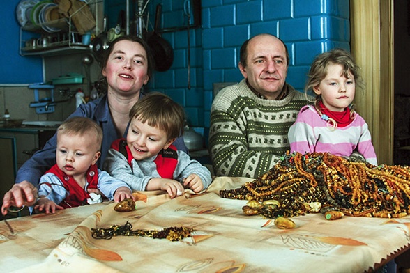 Laura i Zdzisław Bziukiewiczowie z dziećmi w rodzinnym domu. Od lewej: Piotruś, Pawełek i Lila 