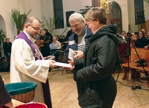 Ks. Przemysław Sawa i dorośli laureaci roratniego konkursu z nagrodami