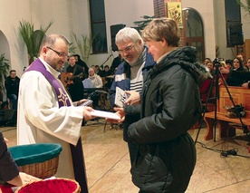 Ks. Przemysław Sawa i dorośli laureaci roratniego konkursu z nagrodami