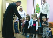 Maluchy z Brzeszcz odważnie witały się z biskupem Romanem Pindlem  w czasie jego odwiedzin