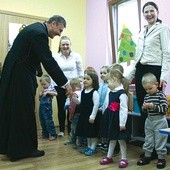 Maluchy z Brzeszcz odważnie witały się z biskupem Romanem Pindlem  w czasie jego odwiedzin