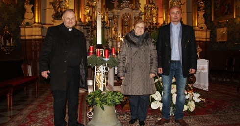 Zabytkowy dzwon z Bawarii do Bielan przywieźli: ks. kan. Andrzej Zając, Regina Luranc i Paweł Korczyk
