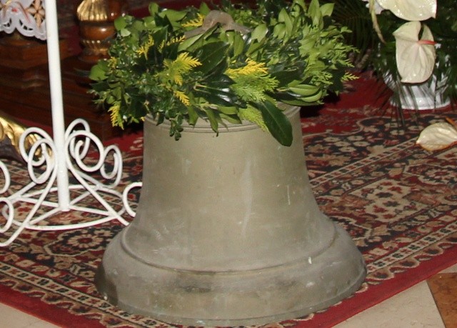 Zrabowany dzwon z powrotem w Bielanach