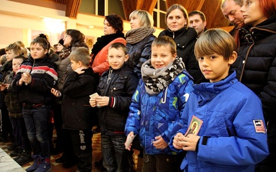 Dzieci przygotowujące się do przyjęcia Pierwszej Komunii św. otrzymały medaliki z wizerunkiem Niepokalanej
