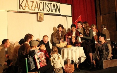 Na scenie z ks. Pawłem Nowakiem (w roli ks. Bukowińskiego) występują całe rodziny JaNowego Teatru