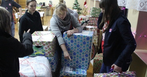 W bielskim magazynie Szlachetnej Paczki trwa finałowe rozdzielanie i rozwożenie prezentów dla potrzebujących