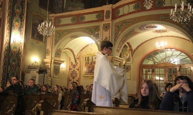 Uczestnikom czuwania w sanktuarium błogosławieństwa Najświętszym Sakramentem udzielił ks. Marcin Hałas