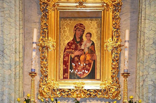 Madonna w ciszy słuchająca