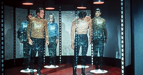 Kadr z filmowej sagi  science fiction „Star Trek”,  której bohaterowie z teleportacji korzystali bardzo często 