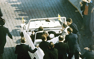 Ponad 30 lat po zamachu na życie Jana Pawła II nadal nie wiadomo, kto naprawdę stał za próbą zabicia papieża, ponieważ skutecznie zacierano tropy prowadzące do mocodawców Alego Agcy