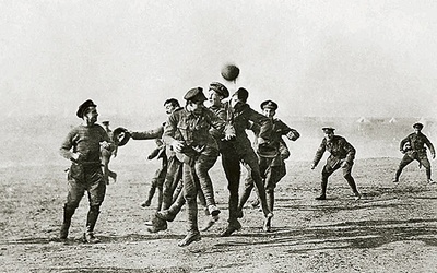 Na froncie pod Ypres walczący przeciw sobie Brytyjczycy i Niemcy razem świetowali Boże Narodzenie. W tym czasie rozegrano nawet mecz piłki nożnej
