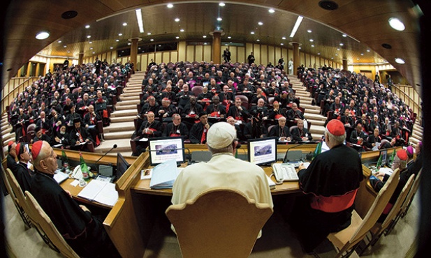 Obrady nadzwyczajnego synodu biskupów w październiku 2014 r.