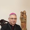 Bp Artur Miziński jest biskupem pomocniczym archidiecezji lubelskiej  i sekretarzem generalnym Konferencji Episkopatu Polski, doktorem habilitowanym nauk prawnych w zakresie prawa kanonicznego. Święcenia kapłańskie otrzymał w 1989 r. Ma 49 lat. 