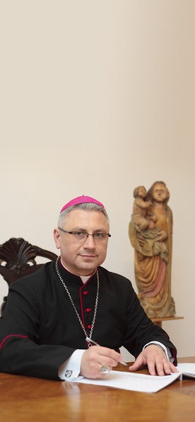 Bp Artur Miziński jest biskupem pomocniczym archidiecezji lubelskiej  i sekretarzem generalnym Konferencji Episkopatu Polski, doktorem habilitowanym nauk prawnych w zakresie prawa kanonicznego. Święcenia kapłańskie otrzymał w 1989 r. Ma 49 lat. 