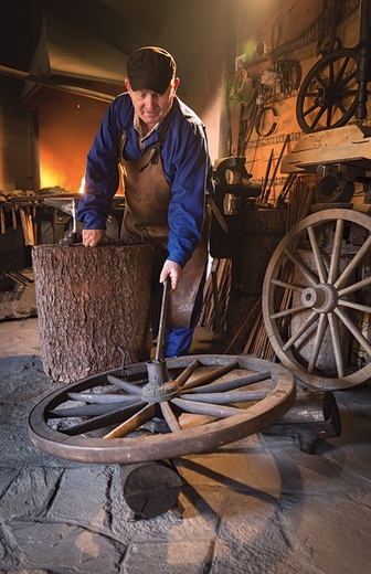 Między młotem a kowadłem