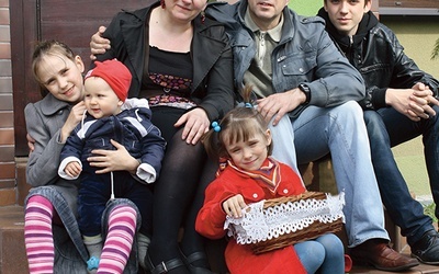 Aleksandra i Janusz z dziećmi: Agatą, Tobiaszem, Marianną i Przemkiem