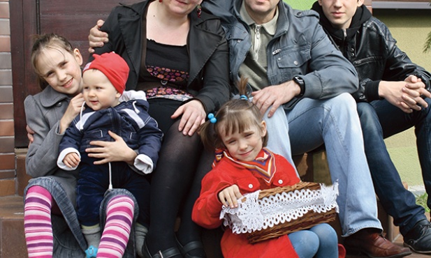 Aleksandra i Janusz z dziećmi: Agatą, Tobiaszem, Marianną i Przemkiem