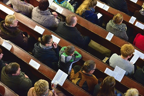  Wolnego miejsca w kościelnych ławkach coraz więcej