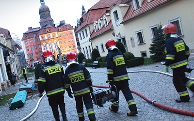  Ogień strawił cały dach i poddasze w frontowej części zamku