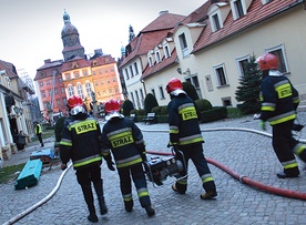  Ogień strawił cały dach i poddasze w frontowej części zamku