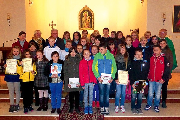  Laureaci oraz organizatorzy konkursów podczas rozdania nagród w kościele parafii św. Jana Chrzciciela w Kątach