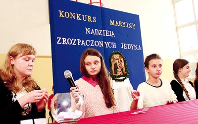 Ścisła piątka finalistek. Zwyciężczyni, Marcelina Dygdoń trzecia z lewej
