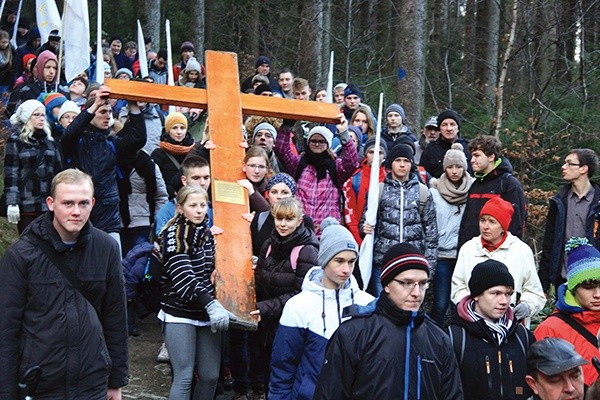  Ze szczytu krzyż poniosła młodzież