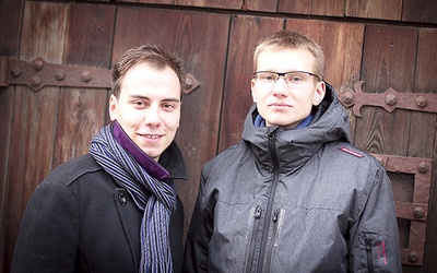  Maciej Mikołajczyk (z lewej) oraz Filip Jabłoński tworzą nowe władze koła „Pro Familia”