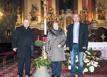 Cenny zabytek z powrotem  do sanktuarium przywieźli: ks. kan. Andrzej Zając, Regina Luranc i Paweł Korczyk