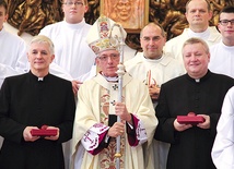  Od lewej: biskup nominat Marek Szkudło, abp Wiktor Skworc i biskup nominat Adam Wodarczyk w kaplicy seminarium chwilę po ogłoszeniu decyzji papieża Franciszka