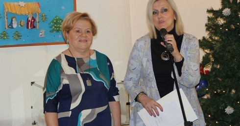 Do obejrzenia wystawy zapraszają Grażyna Jakubczyk i Elżbieta Raczkowska (z prawej) 