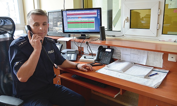 Policjanci ze służby dyżurnej trwają na posterunku, gdy inni świętują