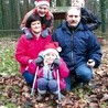 Ewa i Bogdan Szwarcowie od 2003 roku zaangażowani są w Parafialny Zespół Caritas. Na zdjęciu z Gabrysiem i Stasiem oraz wnuczką Anią