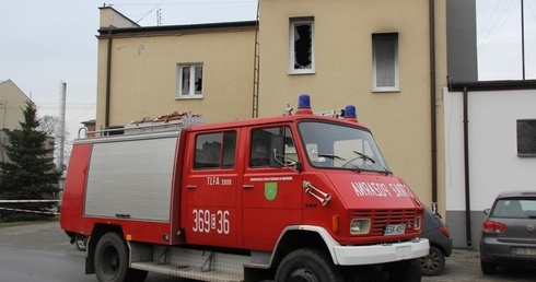 Aresztowany mężczyzna podpalił budynek GOPS w Makowie, w wyniku czego jedna kobieta zmarła, a druga walczy o życie