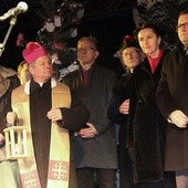 Świąteczne życzenia mieszkańcom Radomia złożyli bp Henryk Tomasik i Radosław Witkowski (z prawej)