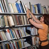 Współczesna biblioteka to nie tylko książki na półkach 