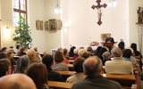 Ze względu na dużą liczbę słuchaczy bp Pindel wygłaszał konferencje w dużej kaplicy 