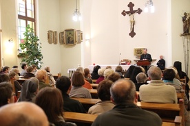 Ze względu na dużą liczbę słuchaczy bp Pindel wygłaszał konferencje w dużej kaplicy 