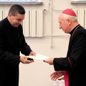 Bp Andrzej F. Dziuba wręcza ks. Wojciechowi Osialowi dekret włączający go do grona kanoników honorowych Katedralnej Kapituły Łowickiej