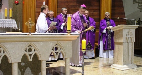 Odnowione prezbiterium kościoła w Pisarzowicach poświęcił bp Roman Pindel