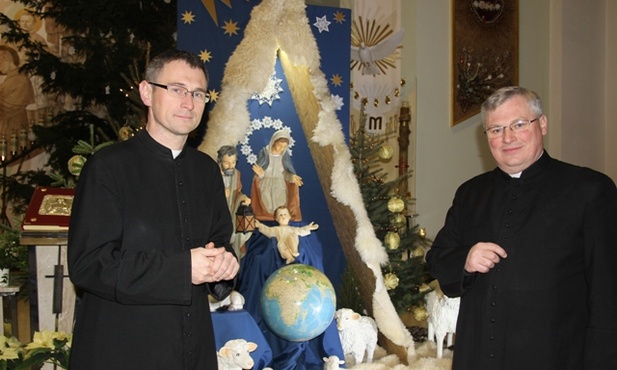 Za udział w akcjach Caritas Diecezji Bielsko-Żywieckiej dziękują (od lewej): ks. Robert Kasprowski i ks. kan. Ignacy Czader